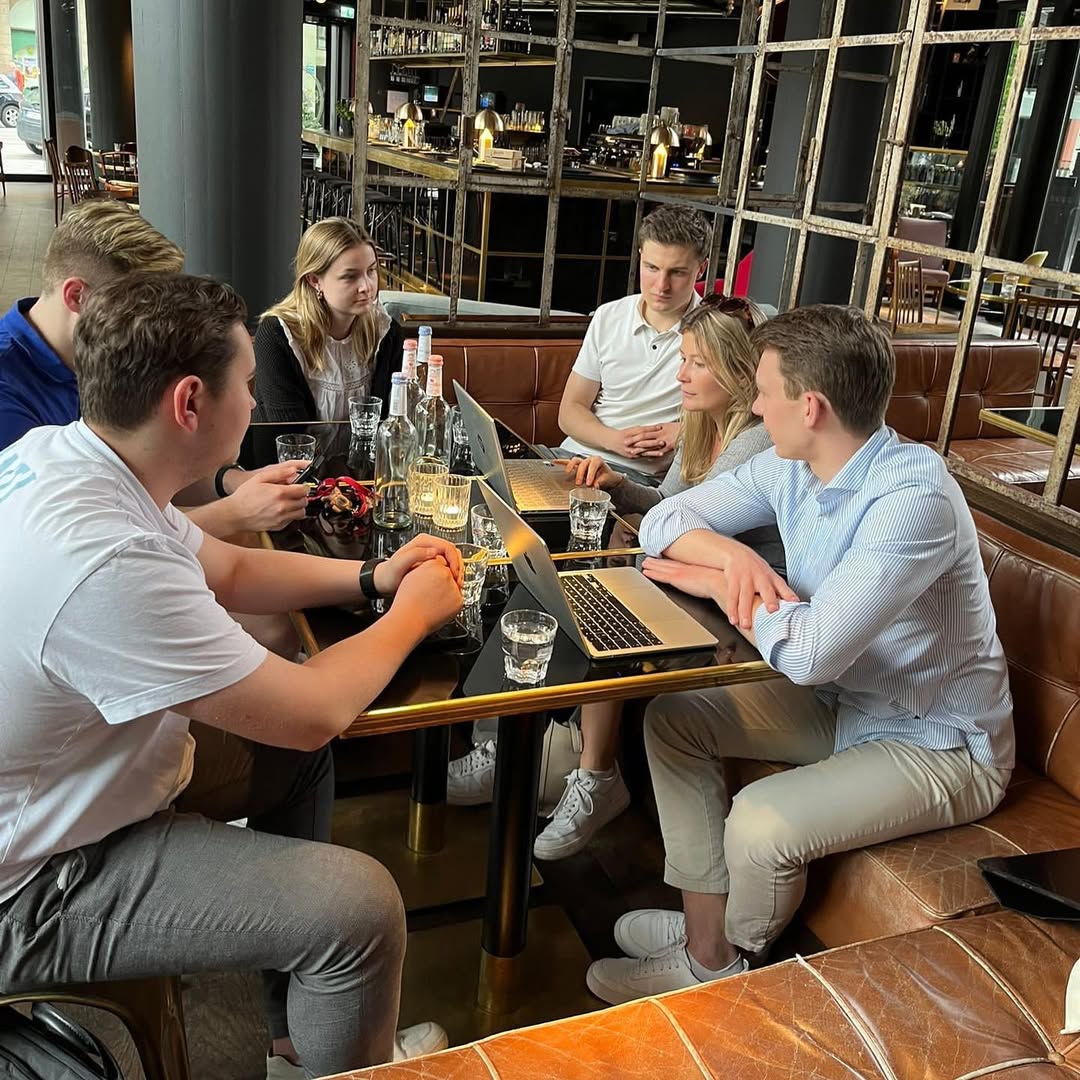 Consultants-Workshop-Lokal Projektteam der Bavarian Student Consulting e.V. bei der Case-Bearbeitung in München – Praxisnahes Studentenconsulting